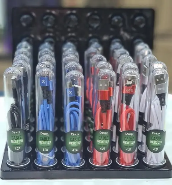 Exhibidor de cables en el local